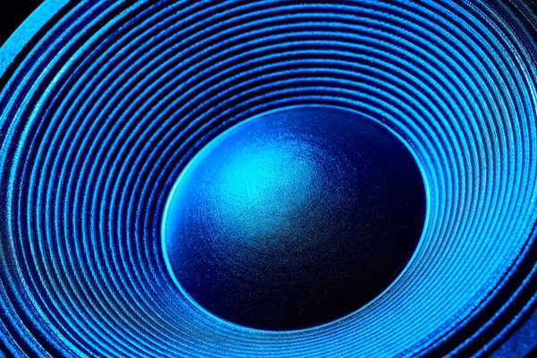 Üst düzey hoparlör. Müzik stüdyosu hoparlörü. Ses kayıt stüdyosu için ses sistemi. Profesyonel hoparlör kutusu. Ev sineması için ses ekipmanı. Elektronik müzik konsepti.