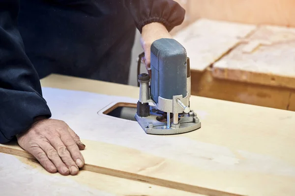 Arpenter Trabalhando Com Máquina Moagem Carpintaria Marcenaria Fabricação Móveis Carpinteiro — Fotografia de Stock