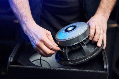 İşçi fabrikada hoparlör ve hoparlör üretiyor. El yapımı akustik müzik sistemleri