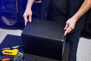 İşçi fabrikada hoparlör ve hoparlör üretiyor. El yapımı akustik müzik sistemleri
