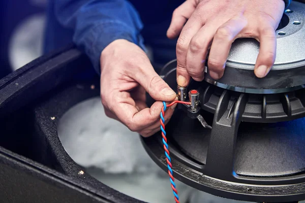 Werknemer Productie Luidsprekers Luidsprekers Fabriek Handgemaakte Creatie Van Akoestische Muzieksystemen — Stockfoto