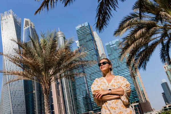 Привлекательная Женщина Путешественница Длинном Платье Прогуливающаяся Набережной Районе Дубай Марина — стоковое фото