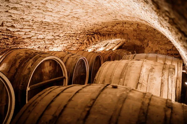 Velhos Barris Madeira Tradicionais Com Vinho Num Cofre Alinhado Numa — Fotografia de Stock