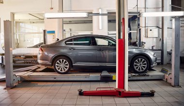 Teşhis ve konfigürasyon çöküş-yakınsama. Araç Tekerlekleri tamir istasyonunda beklemede.