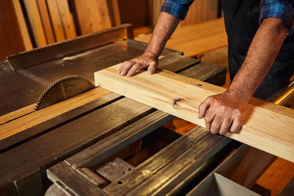 用电圆锯堵塞木料切割台 锯木厂木工机械制造业高级专业木匠 锯齿机 — 图库照片