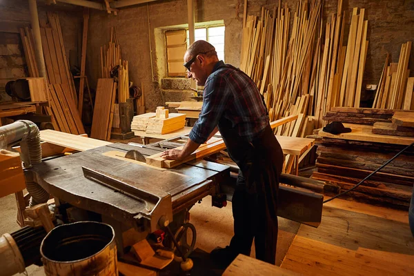 Wood Cutting Table Electric Circular Saw Senior Professional Carpenter Uniform — Stock Photo, Image