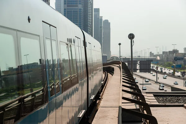 Dubai Förenade Arabemiraten November 2021 Dubai Tunnelbanetåg Räls Bakgrunden Skyskrapor — Stockfoto