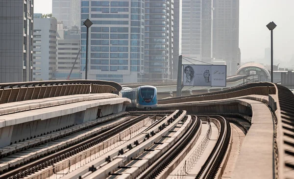 Dubai Birleşik Arap Emirlikleri Kasım 2021 Dubai Metro Treni Gökdelenlerin — Stok fotoğraf