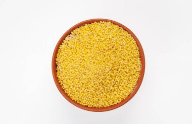 Millet beyaz arka planda izole edilmiş çanaklar ve poşetlerle cilalandı. Yüksek kalite fotoğraf