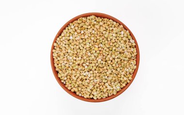 Karabuğday, beyaz arka planda izole edilmiş çanak ve poşetlerde inliyor. Yüksek kalite fotoğraf