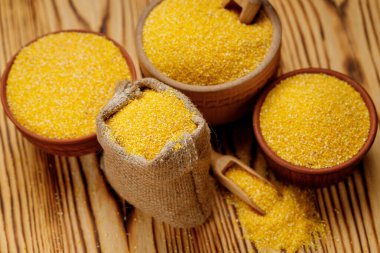 Mısır kaselerde inliyor ve tahta arka planda torbalar var. Yüksek kalite fotoğraf