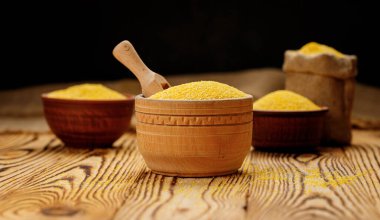 Mısır kaselerde inliyor ve tahta arka planda torbalar var. Yüksek kalite fotoğraf