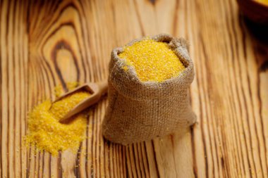 Mısır kaselerde inliyor ve tahta arka planda torbalar var. Yüksek kalite fotoğraf