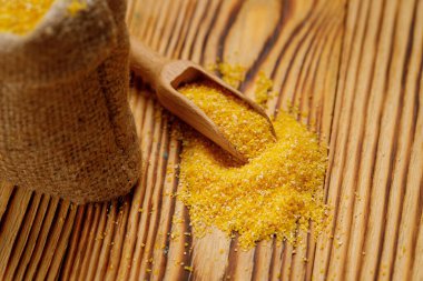 Mısır kaselerde inliyor ve tahta arka planda torbalar var. Yüksek kalite fotoğraf