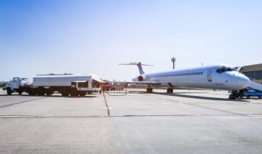 Yüksek basınçlı tankerle yakıt ikmali yapan bir uçak. Bir yolcu uçağına ikmal kamyonundan yakıt ikmali yapılıyor. Havaalanı Servisi