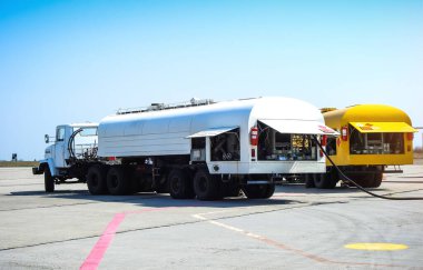 Yüksek basınçlı tankerle yakıt ikmali yapan bir uçak. Bir yolcu uçağına ikmal kamyonundan yakıt ikmali yapılıyor. Havaalanı Servisi