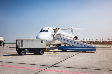 Yüksek basınçlı tankerle yakıt ikmali yapan bir uçak. Bir yolcu uçağına ikmal kamyonundan yakıt ikmali yapılıyor. Havaalanı Servisi