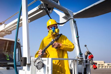 Uzman, havaalanında uçağı antifriz ile tedavi ediyor. Havaalanındaki bir uçak kanadında buz çözücü sıvı püskürtme işlemi.