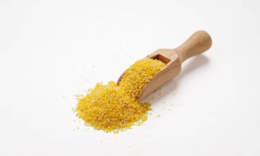 Mısır kaselerde inliyor ve beyaz bir arka planda izole edilmiş poşetler. Yüksek kalite fotoğraf