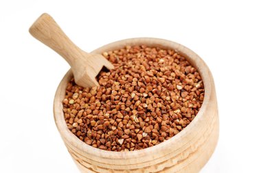 Karabuğday, beyaz arka planda izole edilmiş çanak ve poşetlerde inliyor. Yüksek kalite fotoğraf