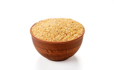 Buğday kaselerde büyür ve beyaz arka planda izole edilmiş poşetler. Yüksek kalite fotoğraf