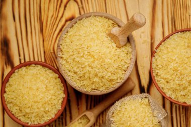 Buharda pişirilmiş pirinç ve tahta bir arka planda torbalar. Yüksek kalite fotoğraf