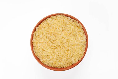 Buharda pişirilmiş pirinç ve beyaz arka planda izole edilmiş poşetler. Yüksek kalite fotoğraf