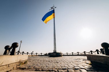 Ukrayna 'nın Lviv şehrindeki Castle Hill' de Lublin Birliği tepesinde mavi gökyüzüne karşı Ulusal Sarı-Mavi Ukrayna bayrağı