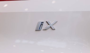 Vinnitsa, Ukrayna - 14 Ocak 2022. BMW IX - yeni model elektrikli SUV araba sunumu sergi salonunda - logo