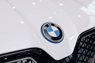 Vinnitsa, Ukrayna - 14 Ocak 2022. BMW IX - yeni model elektrikli SUV araba sunumu sergi salonunda - logo