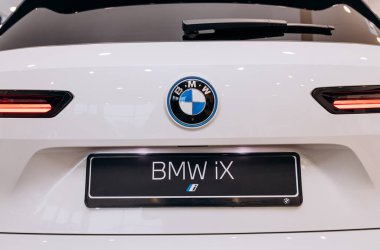 Vinnitsa, Ukrayna - 14 Ocak 2022. BMW IX - yeni model elektrikli SUV araba sunumu sergi salonunda - logo