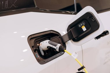 Vinnitsa, Ukrayna - 14 Ocak 2022. BMW IX - yeni model elektrikli SUV araba sunumu showroom 'da - şarj işlemi