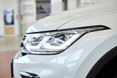 Vinnitsa, Ukrayna - 18 Şubat 2021. Volkswagen Tiguan 2021 - Showroom 'da yeni model araba sunumu - far