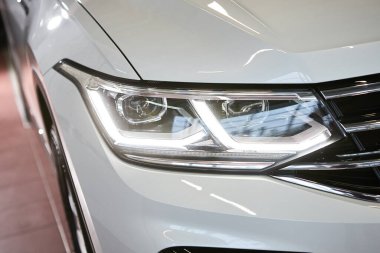 Vinnitsa, Ukrayna - 18 Şubat 2021. Volkswagen Tiguan 2021 - Showroom 'da yeni model araba sunumu - far