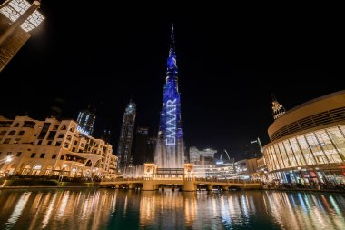 Dubai, BAE - 12 Kasım 2021: Burj Khalifa ve Fıskiye - Dubai, BAE 'de 829.8 metre yüksekliğinde dünyanın en uzun gökdelenidir.