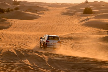 11 Kasım 2021, BAE, Dubai: Dubai veya Abu Dabi 'deki kum tepeleri boyunca çöl Safari' si - turistler için geleneksel eğlence 