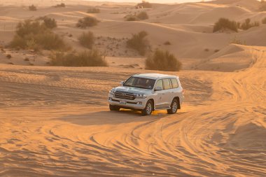 11 Kasım 2021, BAE, Dubai: Dubai veya Abu Dabi 'deki kum tepeleri boyunca çöl Safari' si - turistler için geleneksel eğlence 