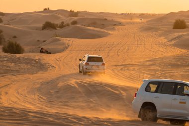 11 Kasım 2021, BAE, Dubai: Dubai veya Abu Dabi 'deki kum tepeleri boyunca çöl Safari' si - turistler için geleneksel eğlence 