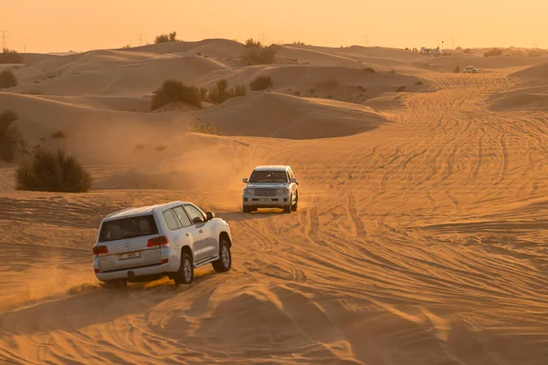 11 Kasım 2021, BAE, Dubai: Dubai veya Abu Dabi 'deki kum tepeleri boyunca çöl Safari' si - turistler için geleneksel eğlence 