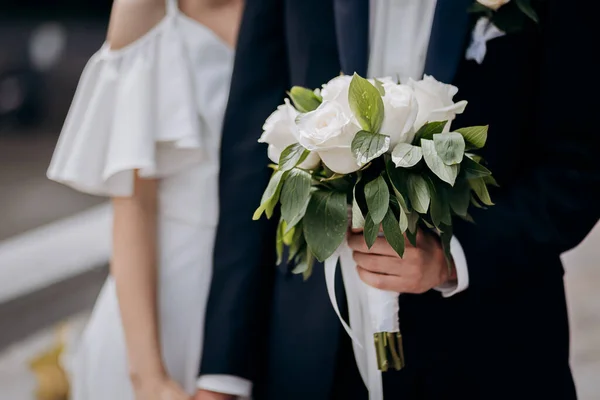 Γαμπρός Κρατώντας Ένα Γαμήλιο Μπουκέτο Στα Χέρια Στέκεται Κοντά Στη — Φωτογραφία Αρχείου