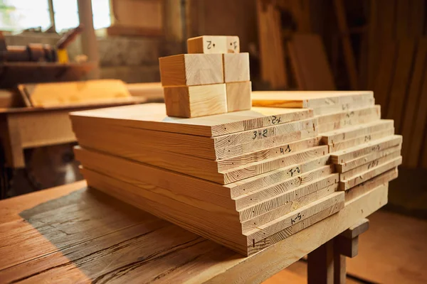 木板堆在锯木厂或木工车间里 锯材干燥和销售 工业背景 — 图库照片