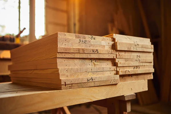 木板堆在锯木厂或木工车间里 锯材干燥和销售 工业背景 — 图库照片