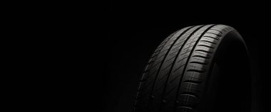 Yeni araba lastiği. Karanlık arka planda yol çarkı. Asimetrik lastik dizaynlı Summer Lastiği. Araba sürme kavramı. 