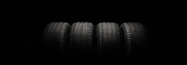 타이어 어두운 배경에 차량들이 있습니다 비대칭 트레드 디자인의 타이어 자동차 — 스톡 사진