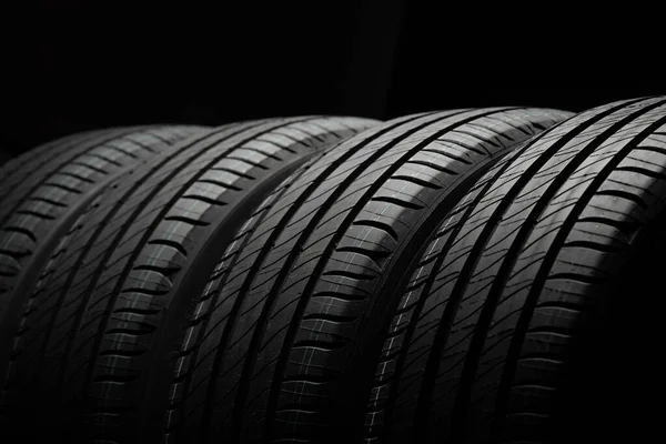 타이어 어두운 배경에 차량들이 있습니다 비대칭 트레드 디자인의 타이어 자동차 — 스톡 사진