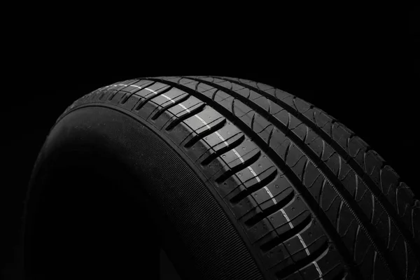 Autó Gumi Kerék Sötét Háttérrel Nyári Gumiabroncs Aszimmetrikus Futófelülettel Vezetőautó — Stock Fotó