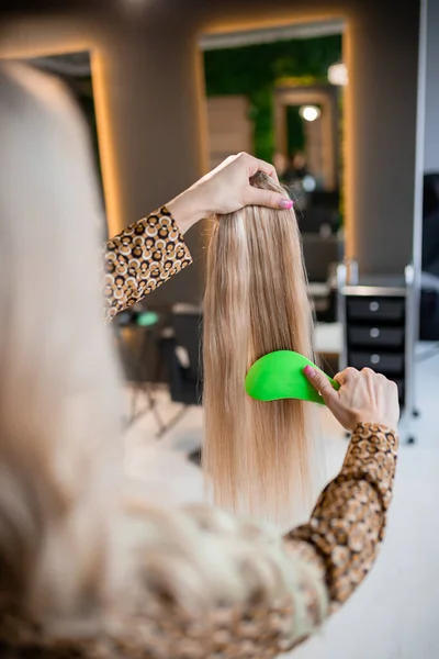 Professionele Kapper Bereidt Blond Haar Voor Extensies Kamt Een Schoonheidssalon — Stockfoto