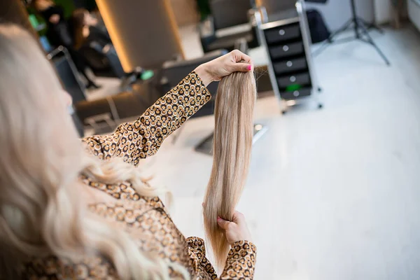 Profesyonel Kuaför Bir Güzellik Salonunda Sarışın Saçlarını Uzatmaya Hazırlanıyor — Stok fotoğraf
