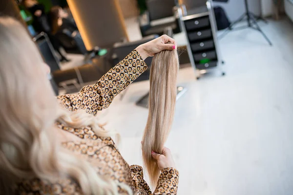 Cabeleireiro Profissional Preparando Cabelo Loiro Para Extensões Salão Beleza — Fotografia de Stock