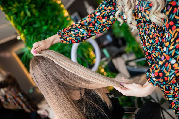Professional Hairdresser Prepares Blond Hair Extensions Beauty Salon While Trying — Stock Photo, Image